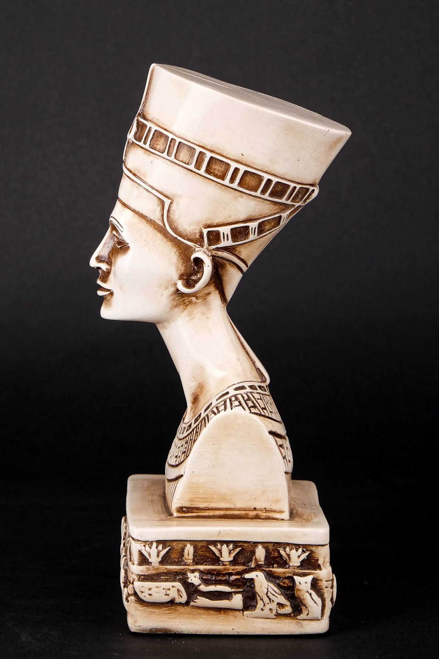 Statue of Egyptian Art Queen Nefertiti Bust Sculpture polystone made in Egypt