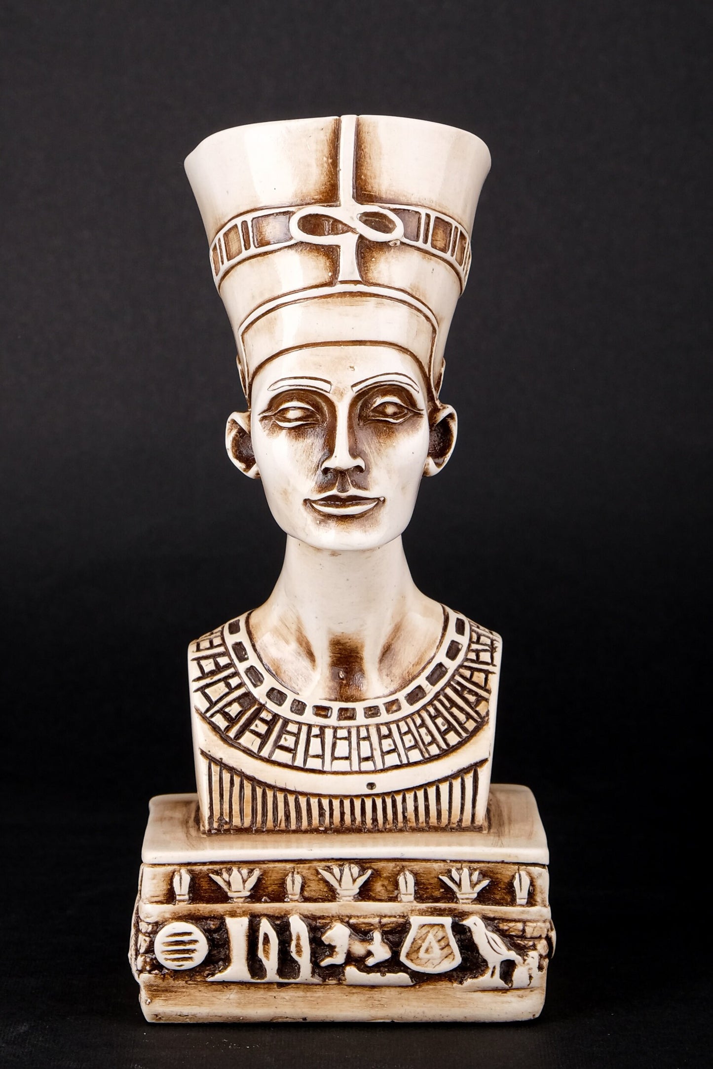 Statue of Egyptian Art Queen Nefertiti Bust Sculpture polystone made in Egypt