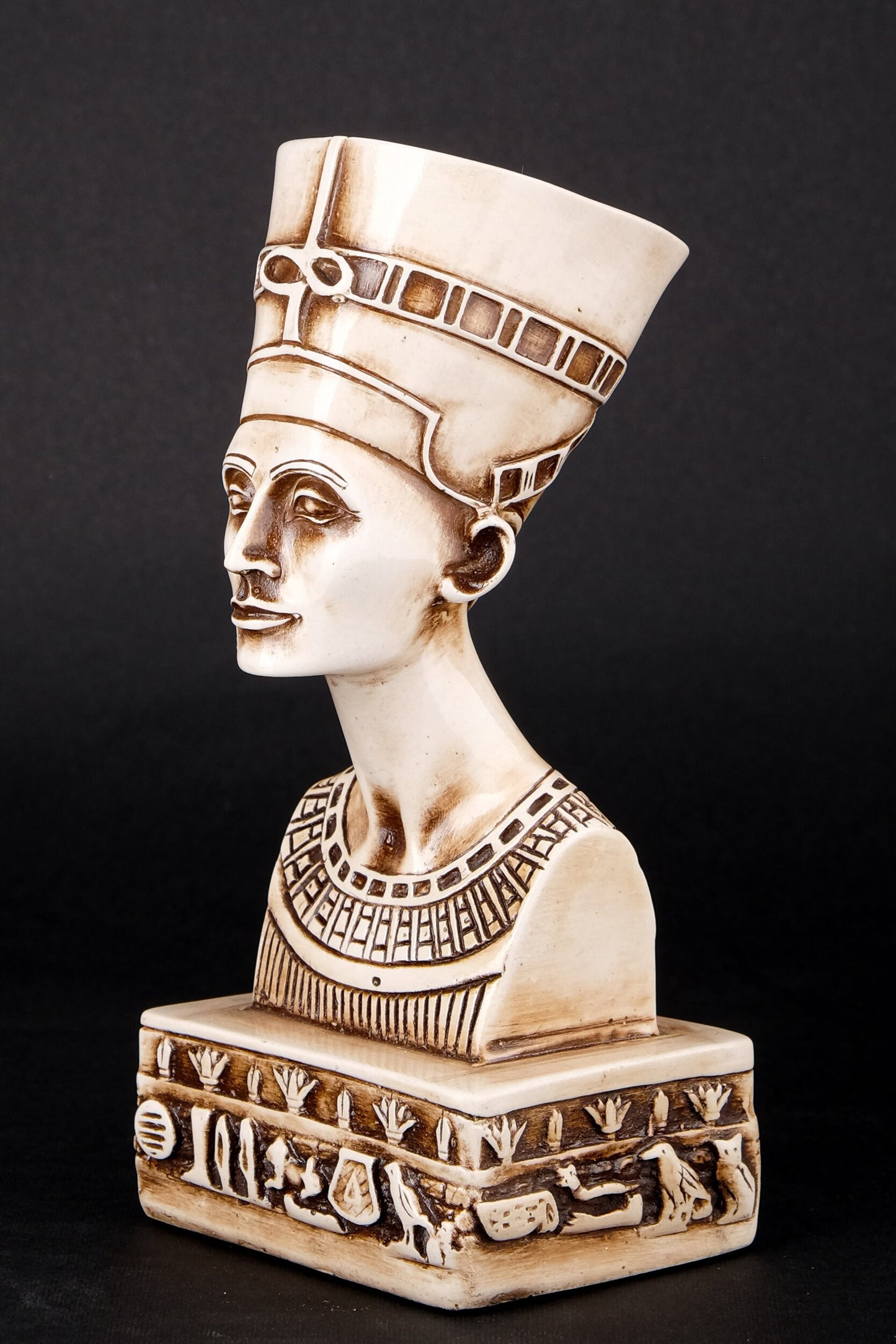 Statue of Egyptian Art Queen Nefertiti Bust Sculpture polystone made in Egypt